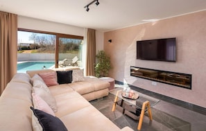 Smart TV y chimenea