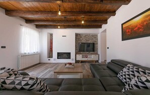 Smart TV, fireplace - Lovely home in Kastelir-Labinci (Kastelir-Labinci)