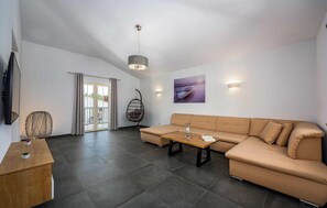 Tv och ett bordtennisbord