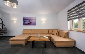 TV, ping pong - Awesome home in Porec (Porec)