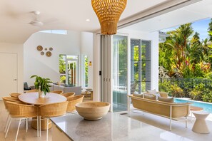 Villa, 4 soverom, hageutsikt | Oppholdsområde | Flatskjerm-TV