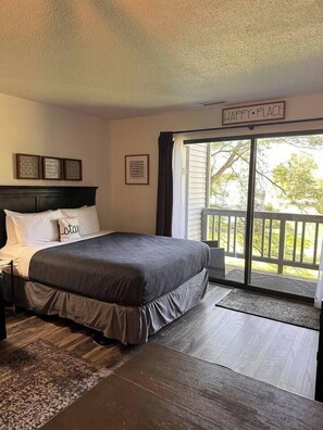 Iron/ironing board, travel cot, WiFi, bed sheets - Grand Traverse Beach Studio (Williamsburg)