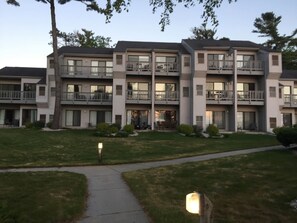 Exterior - Grand Traverse Beach Studio (Williamsburg)