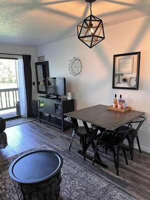 Dining - Grand Traverse Beach Studio (Williamsburg)