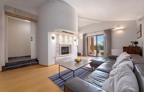 Een smart-tv en een open haard