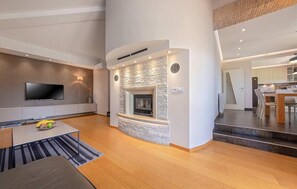 Smart TV, fireplace