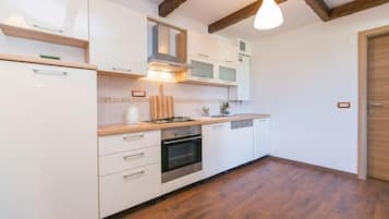Fridge, oven, stovetop, dishwasher