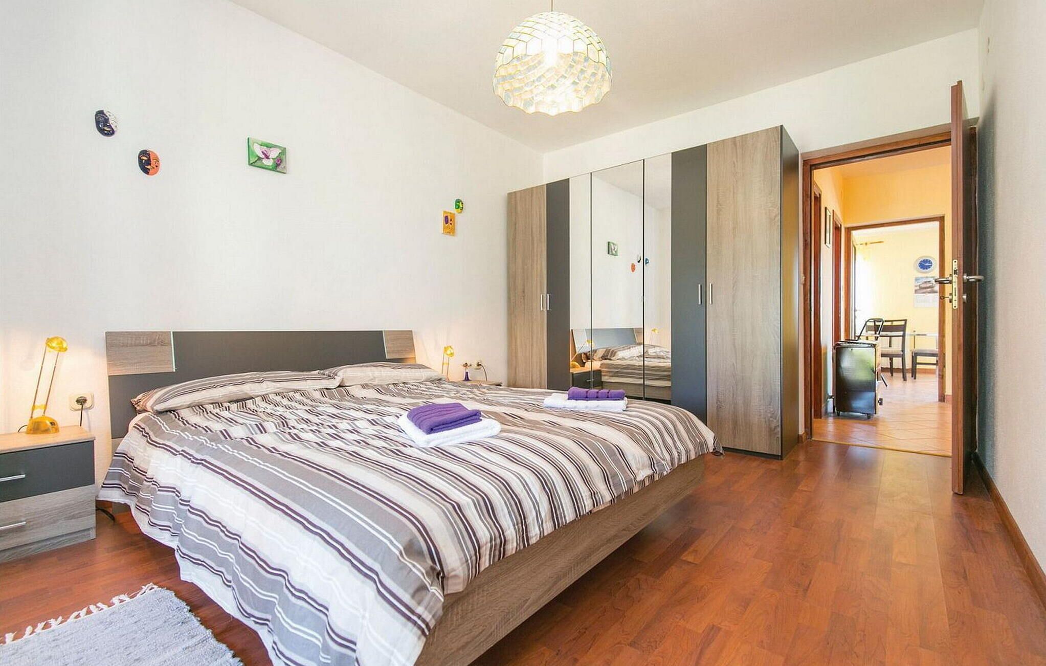 5 عدّة غرف نوم ومكواة/لوح كي وواي فاي مجانًا وملاءات أسرّة