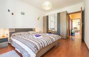 5 dormitoris, planxa i posts de planxar, wifi gratuïta i roba de llit