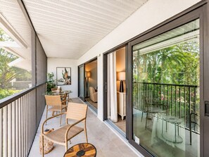 Outdoor dining - Park Shore Resort-Top Floor BLDGC #221*Peaceful* (Park Shore Resort)