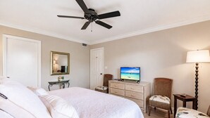 Une chambre d’hôtel équipée d’un lit, d’une télévision, d’un bureau, d’une chaise et d’une lampe.
