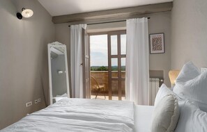 3 slaapkamers, een strijkplank/strijkijzer, gratis wifi, beddengoed