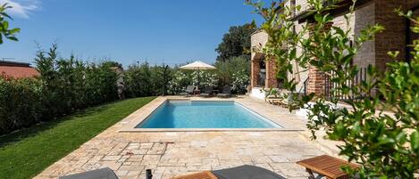 Lämmitetty uima-allas