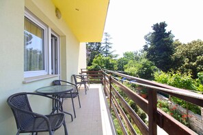 Outdoor dining - Holiday apartment with air conditioning (Banjole)