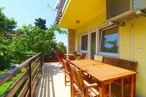 Outdoor dining - Holiday apartment with air conditioning (Banjole)