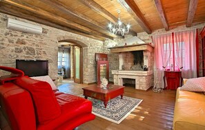 TV, fireplace, table tennis - Cozy home in Umag with sauna (Umag)
