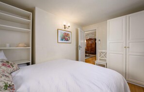 3 bedrooms, iron/ironing board, travel cot, free WiFi