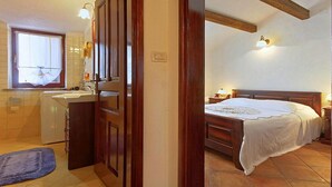 A bathroom with a sink, mirror, and window. - 2 bedroom beautiful home in Labin (Labin)