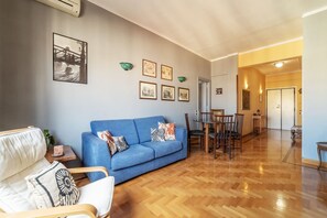 Living area - Comfortable apartment located on the sixth floor, of eight in total, of a building with an elevator. There is one flight of stairs from the front door to the elevator.In 120 square meters of space it accommodates 4 people, with two bedrooms and two bathr (Roma)