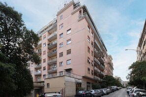 Exterior - Comfortable apartment located on the sixth floor, of eight in total, of a building with an elevator. There is one flight of stairs from the front door to the elevator.In 120 square meters of space it accommodates 4 people, with two bedrooms and two bathr (Roma)
