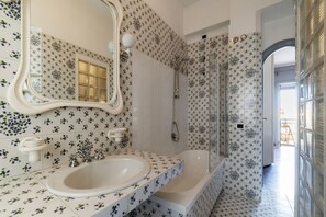 Shower, bidet - Comfortable apartment located on the sixth floor, of eight in total, of a building with an elevator. There is one flight of stairs from the front door to the elevator.In 120 square meters of space it accommodates 4 people, with two bedrooms and two bathr (Roma)
