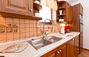 Coffee/tea maker, fridge, microwave, oven