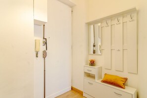 Een douche, een haardroger, een bidet, handdoeken