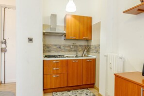 Réfrigérateur, un four, surface de cuisson, grille-pain