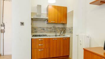 Fridge, oven, stovetop