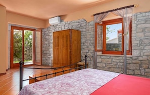 3 bedrooms, iron/ironing board, travel crib, free WiFi
