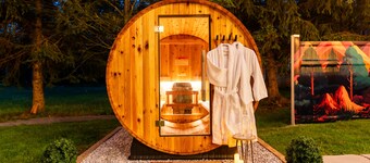 Poconos Lux Mini Resort•Hot Tub•Sauna•Outdoor/Indoor Movie Theatre•Bowling•Golf