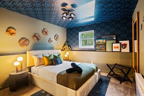5 habitaciones, escritorio y tabla de planchar con plancha 