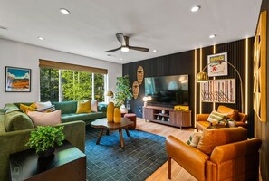 Smart TV, caminetto, videogiochi, lettore DVD