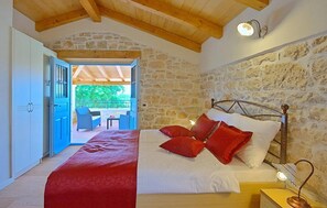 7 bedrooms, iron/ironing board, travel cot, free WiFi - Pet friendly home in Vizinada with WiFi (Vizinada)