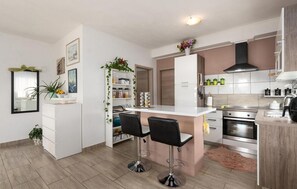 Fridge, oven, stovetop, dishwasher