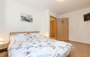 3 bedrooms, travel cot, free WiFi, bed sheets - Nice home in Vizinada (Vizinada)