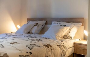 3 bedrooms, travel crib, free WiFi, bed sheets
