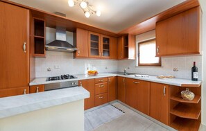 Fridge, microwave, oven, stovetop - Nice home in Vizinada (Vizinada)
