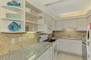 Kjøleskap, mikrobølgeovn, ovn og kokeplater