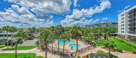 حمّام سباحة مُدفَّأ