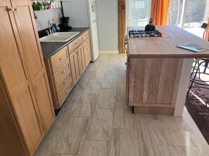 Fridge, microwave, oven, stovetop - The Apartment at Sky Hollow, The Apartment at Sky Hollow (Rochester)