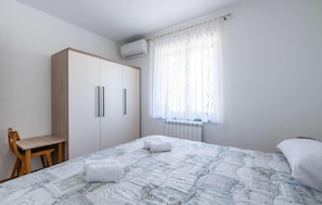 2 bedrooms, iron/ironing board, free WiFi, bed sheets