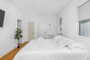 7 Schlafzimmer, Zimmersafe, Schreibtisch, Bügeleisen/Bügelbrett