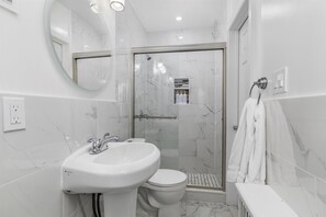 Dusche, Haartrockner, Handtücher, Seife