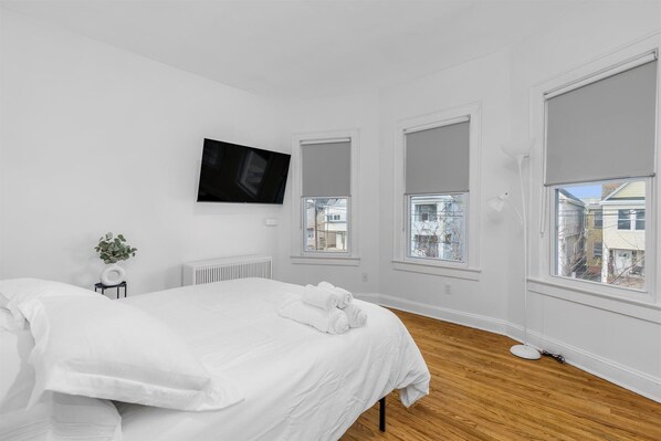 7 bedrooms, in-room safe, desk, iron/ironing board - NJ's Cozy Casa Oasis - Entire home for groups/families! (Passaic)