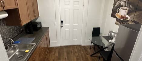 Microondas, horno, placa de cocina