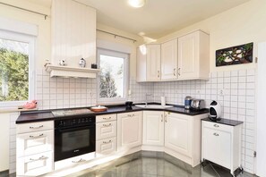 Kjøleskap, ovn, kokeplater og oppvaskmaskin