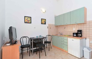 Geladeira, cooktop, cafeteira/chaleira
