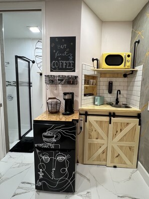 Frigorífico, microondas, lavavajillas y cafetera o tetera