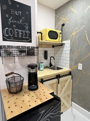 Kjøleskap, mikrobølgeovn, oppvaskmaskin og kaffetrakter/tekoker